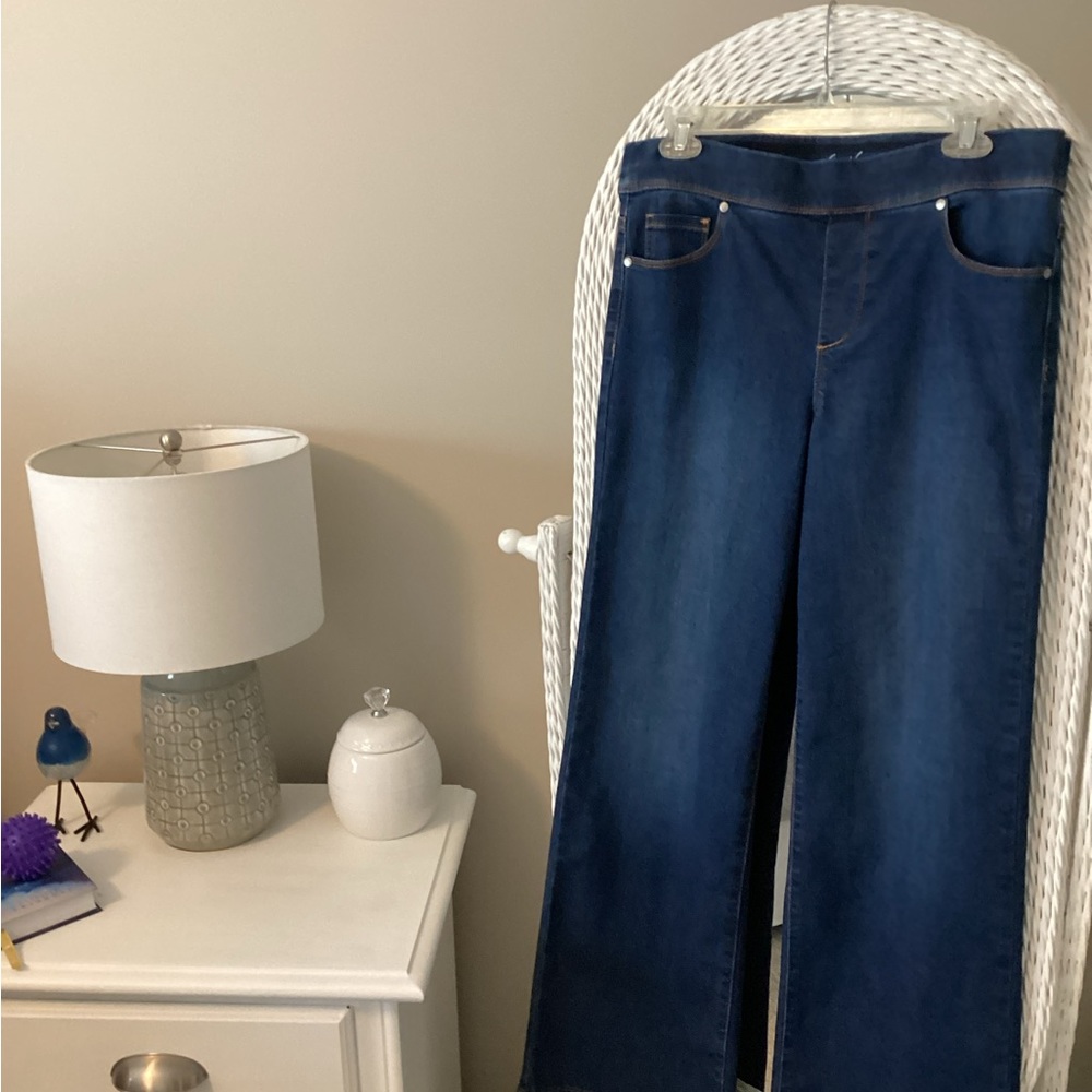 Wide leg Gloria Vanderbilt pull on jeans. Size 8